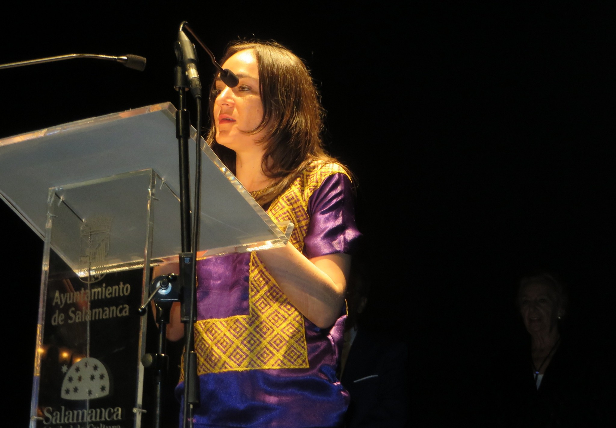 6-ingrid-valencia-leyendo-en-teatro-liceo