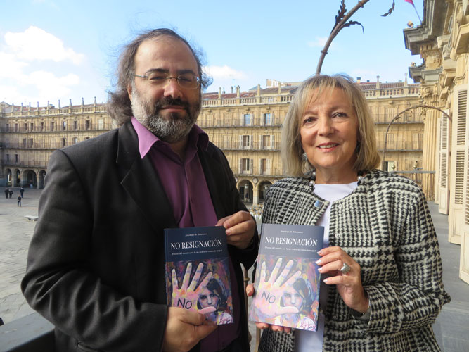 1-alfredo-perez-alencart-y-cristina-klimowitz-con-la-antologia-en-el-balcon-del-ayuntamiento-de-salamanca-foto-j-alencar