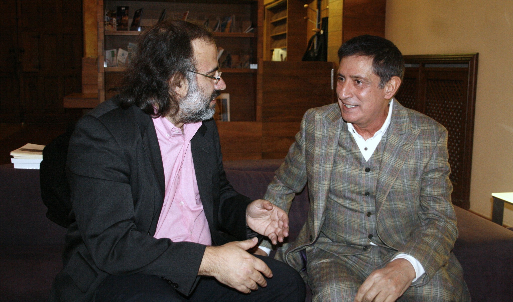 1-el-poeta-y-periodista-jesus-fonseca-derecha-de-la-imagen-conversando-con-a-p-alencart-foto-de-jose-amador-martin