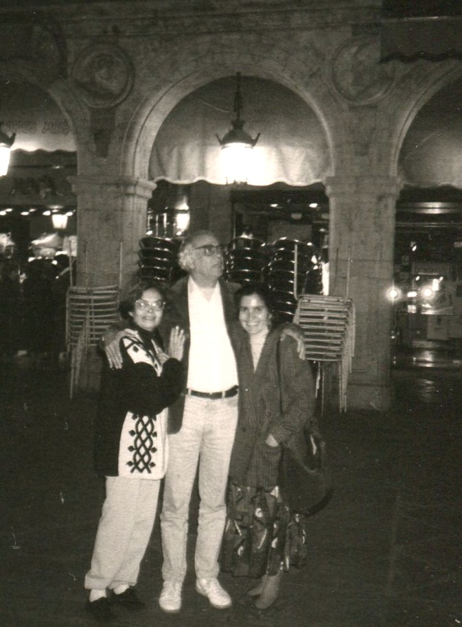 2-belen-lobo-rodolfo-izaguirre-y-jacqueline-alencar-en-la-plaza-mayor-de-salamanca-1995-foto-de-alfredo-perez-alencart