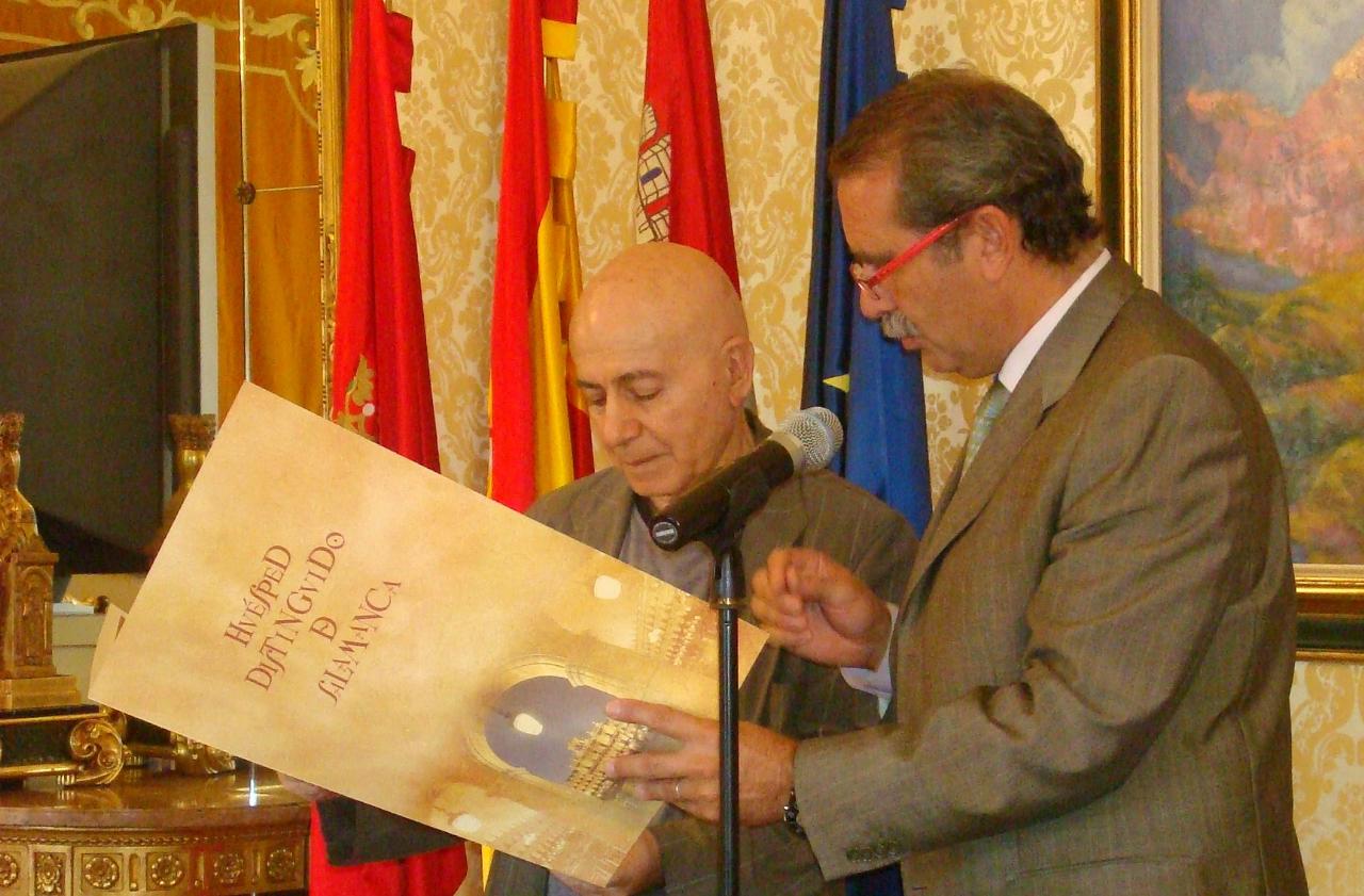 3-hugo-mujica-recibiendo-el-diploma-de-huesped-distinguido-de-salamanca-1280x768