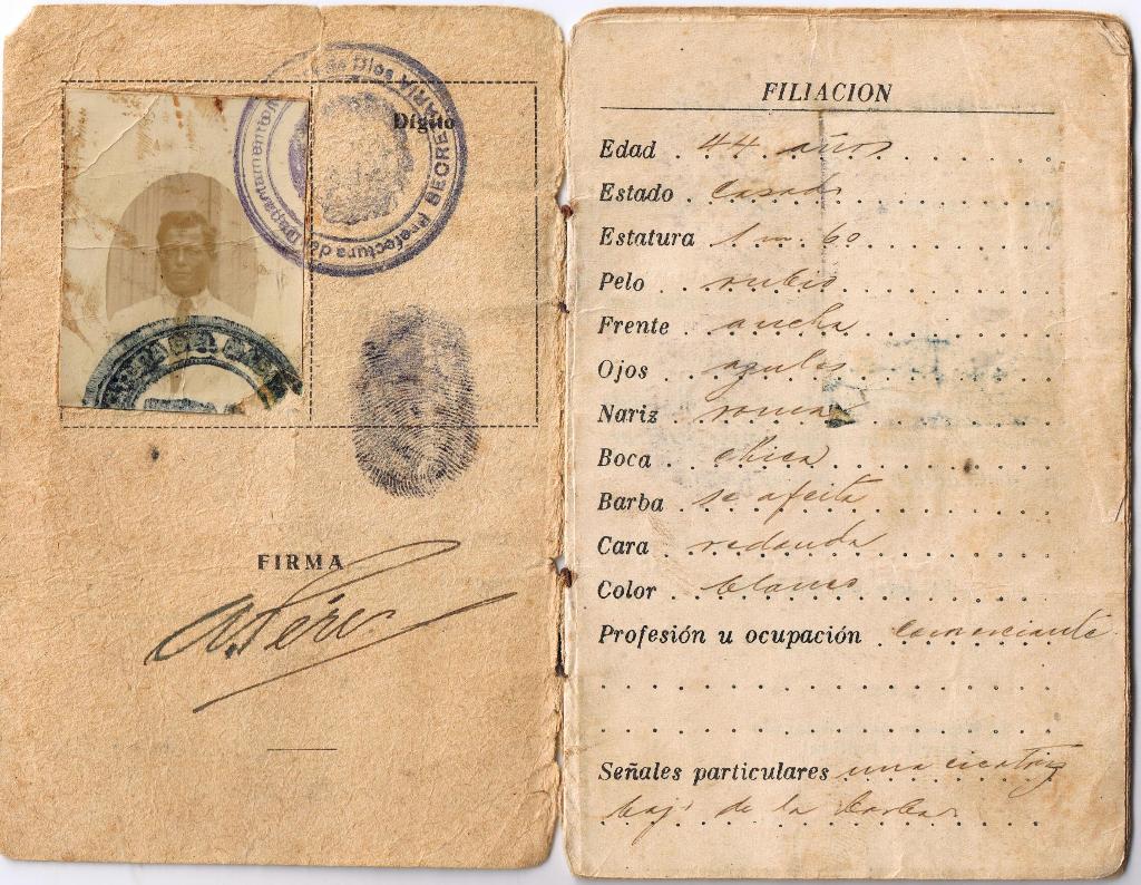 11 Carnet de extranjería peruano del asturiano Alfredo Pérez, abuelo del poeta