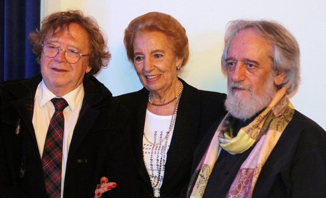 2 Pilar Fernández Labrador, con Juan Cameron y Enrique Gracia Trinidad, ganador y accésit de la segunda edición (Foto José Amador Martín)