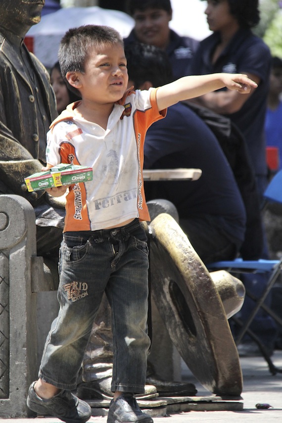 CUERNAVACA, MORELOS, 30ABRIL2014.- Un niño vendedor de chicles juega por un momento en la Plaza de Armas. Según el INEGI, en México laboran más de tres millones de niños y niñas. 44.1 por ciento de éstos no percibe ingresos por el trabajo realizado; 39.1 por ciento no asiste a la escuela. FOTO: PATRICIA MORALES /CUARTOSCURO.COM