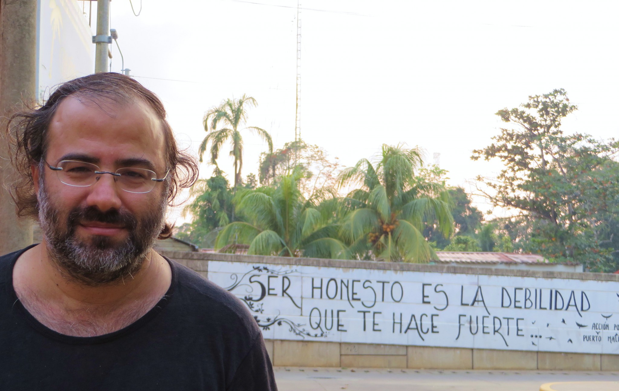 6 A. P. Alencart en su ciudad natal (Puerto maldonado, Perú), ante un mural que lleva tres versos suyos