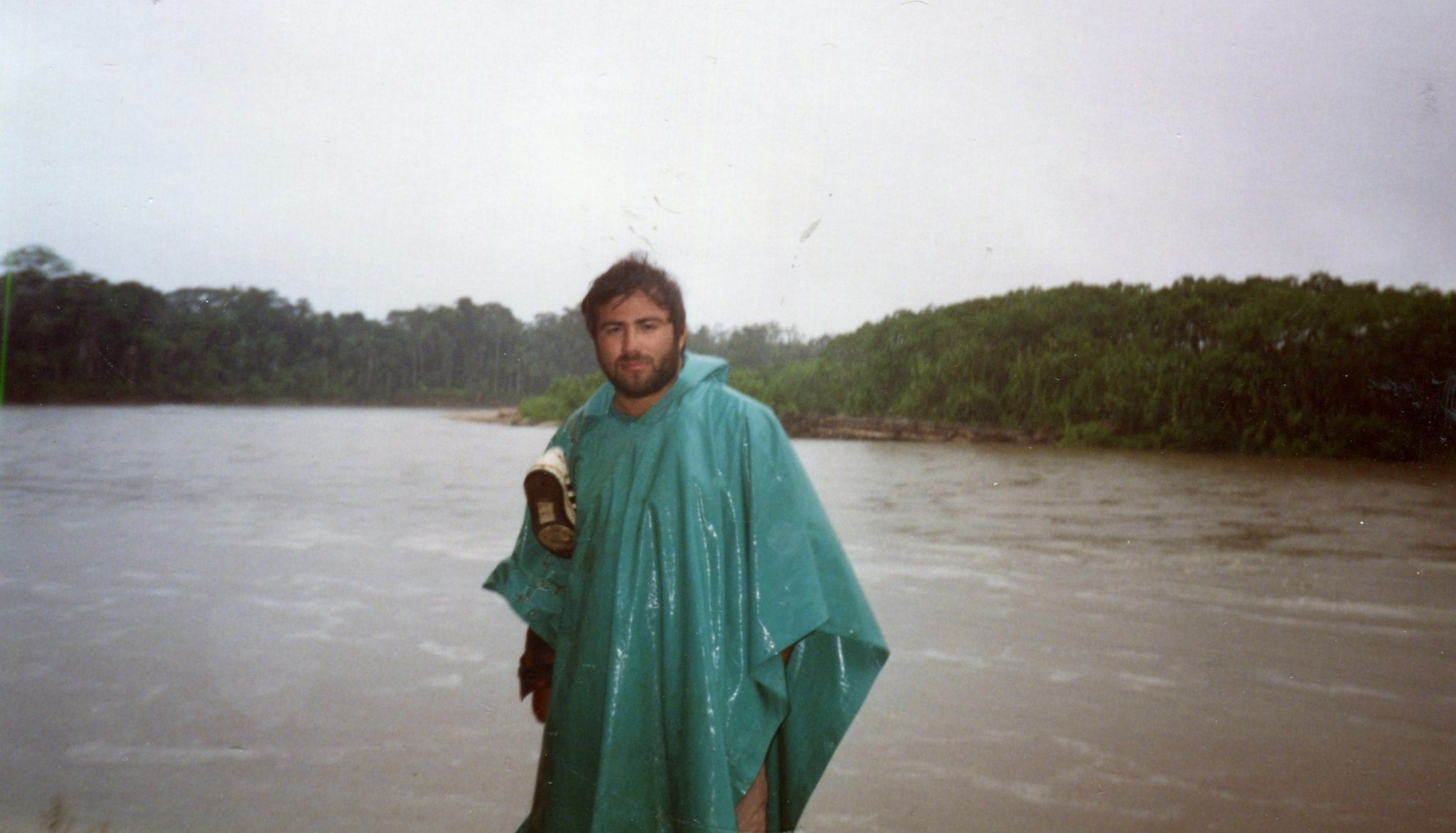 9 Alfredo Pérez Alencart por el río Manu (1992, foto de Rafael Salhuana)