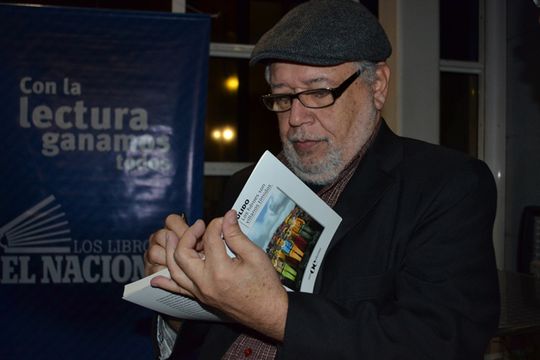 3 Pulido firmando su libro de cuentos