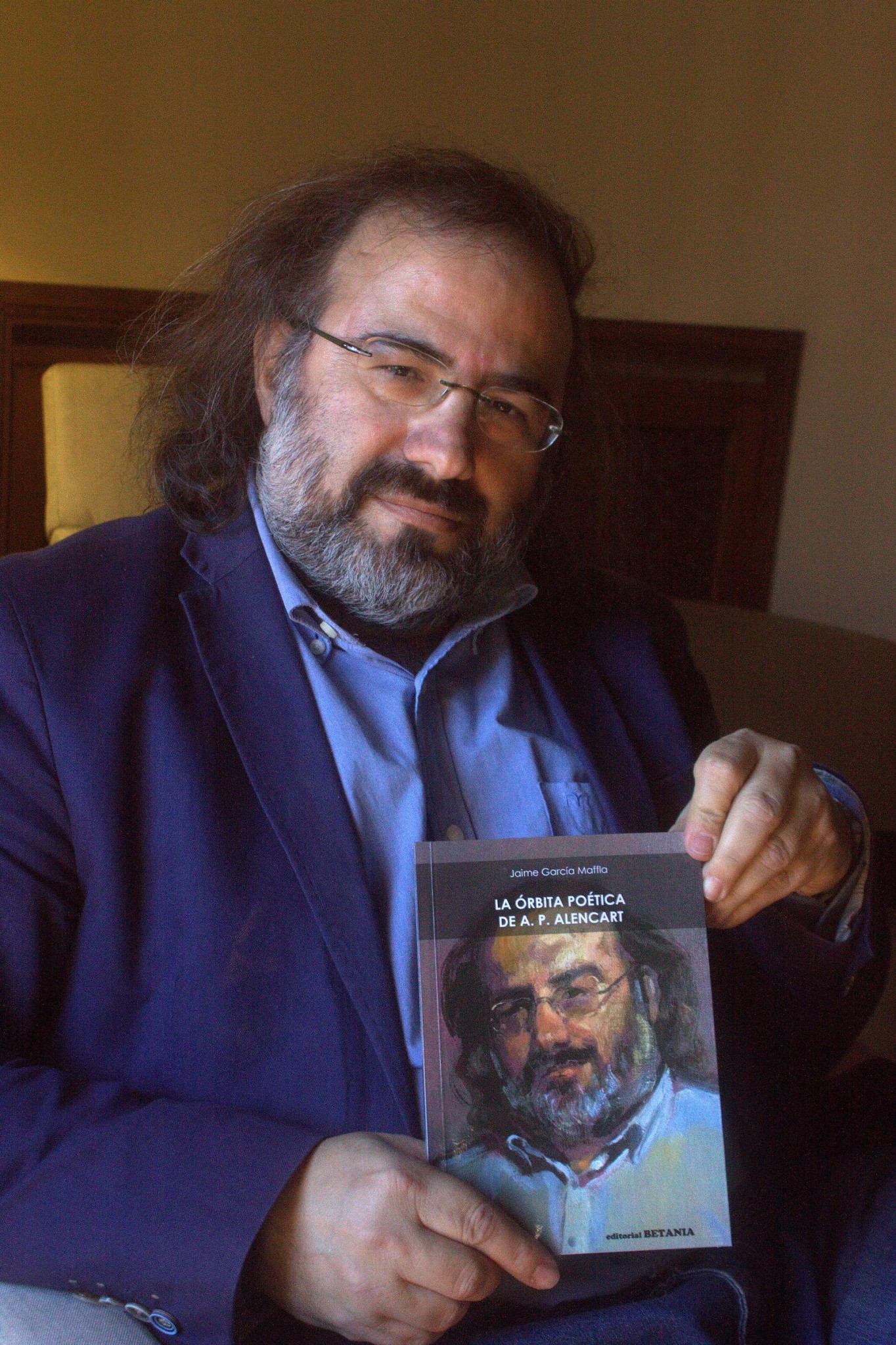 1 El poeta Alfredo Pérez Alencart, con el libro de García Maffla