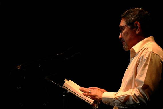 1 El poeta Humberto Avilés, leyendo en el Teatro Liceo de Salamanca (foto de José Amador Martín)