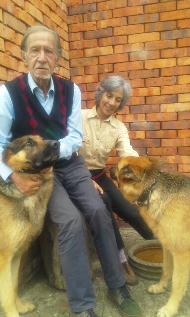 1 Jaime García Maffla y su esposa María Mercedes Arias, con sus perros Pércival y Lana, en Guaymaral