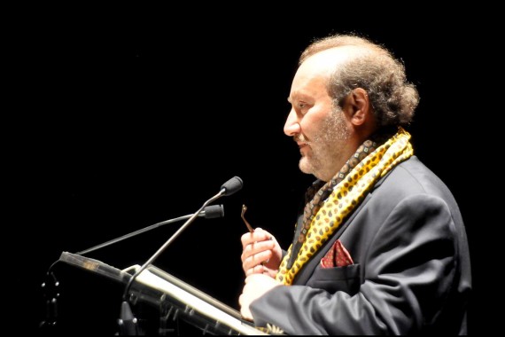 1 Theodoro Elssaca leyendo en el Teatro Liceo (Foto de José Amador Martín)