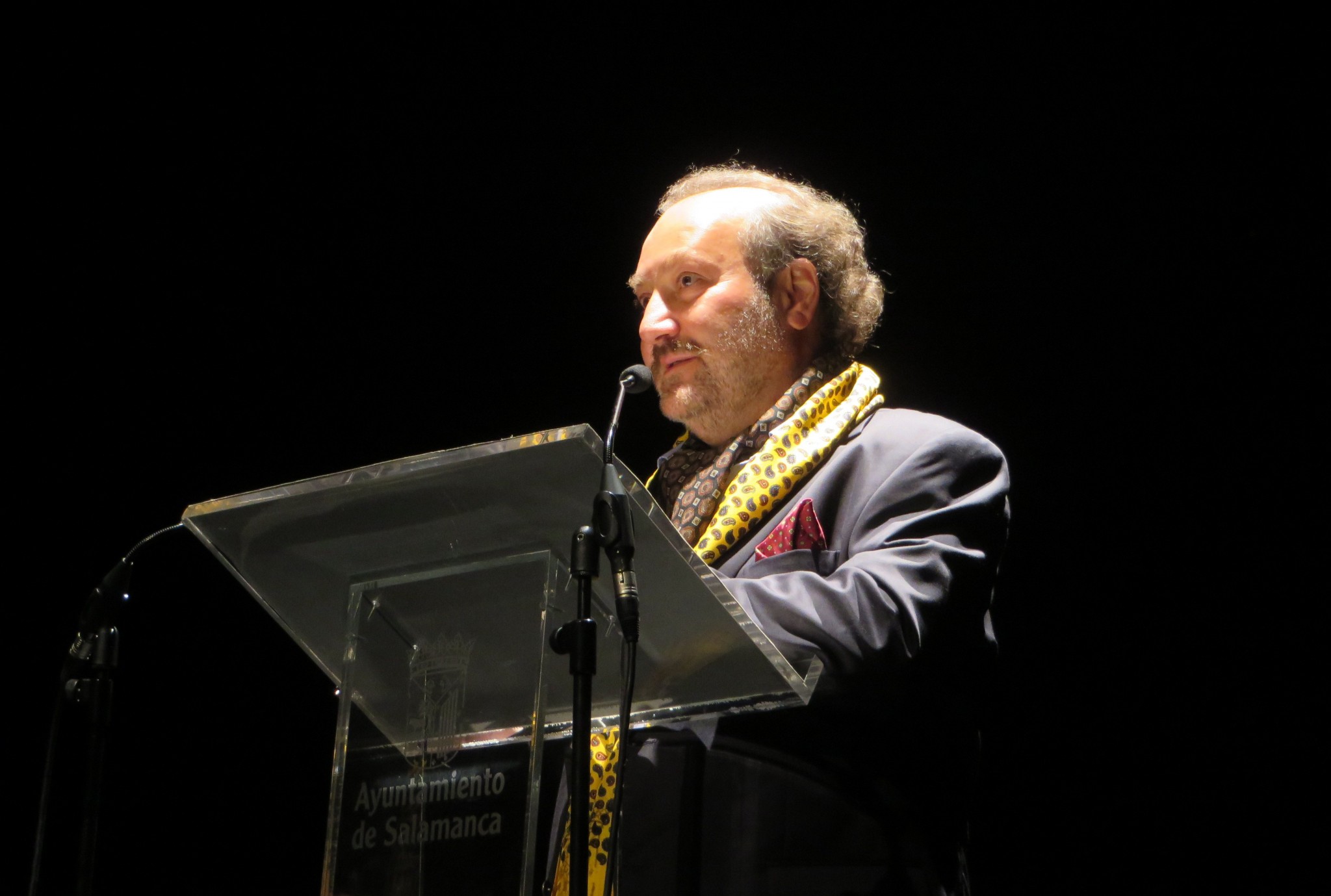 2 T. Elssaca leyendo en el Teatro Liceo de Salamanca