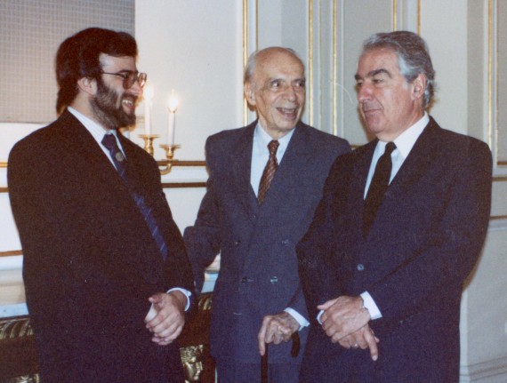 4 A. P. Alencart , E. A. Whestphalen y Álvaro Mutis en el Palacio Real de Madrid, julio 1991 (foto de Jacqueline Alencar)