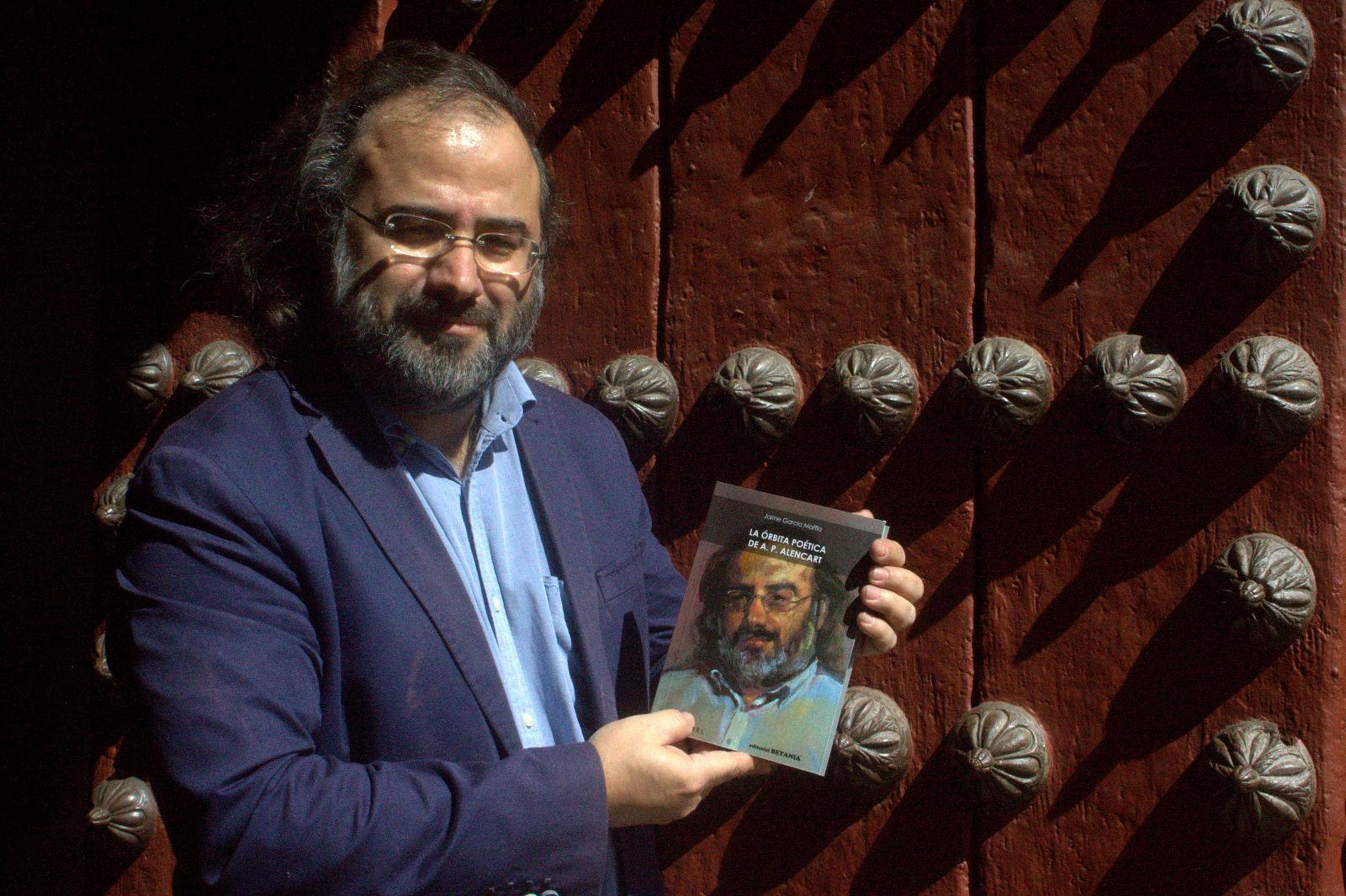 4 Alencart con el libro escrito por Maffla (fotografía de José Amador Martín)