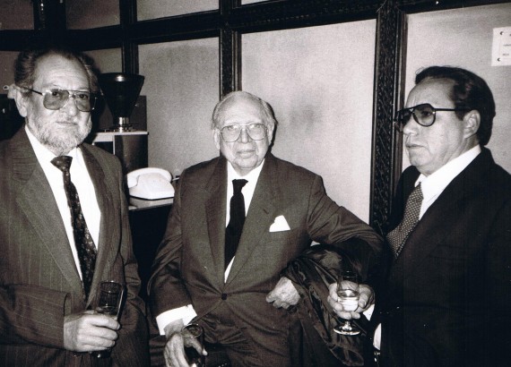 6 Los escritores venezolanos Carlos Contramaestre, Arturo Uslar Pietri y Ramón Palomares (Salamanca 1991. Fotografía de Alfredo Pérez Alencart)