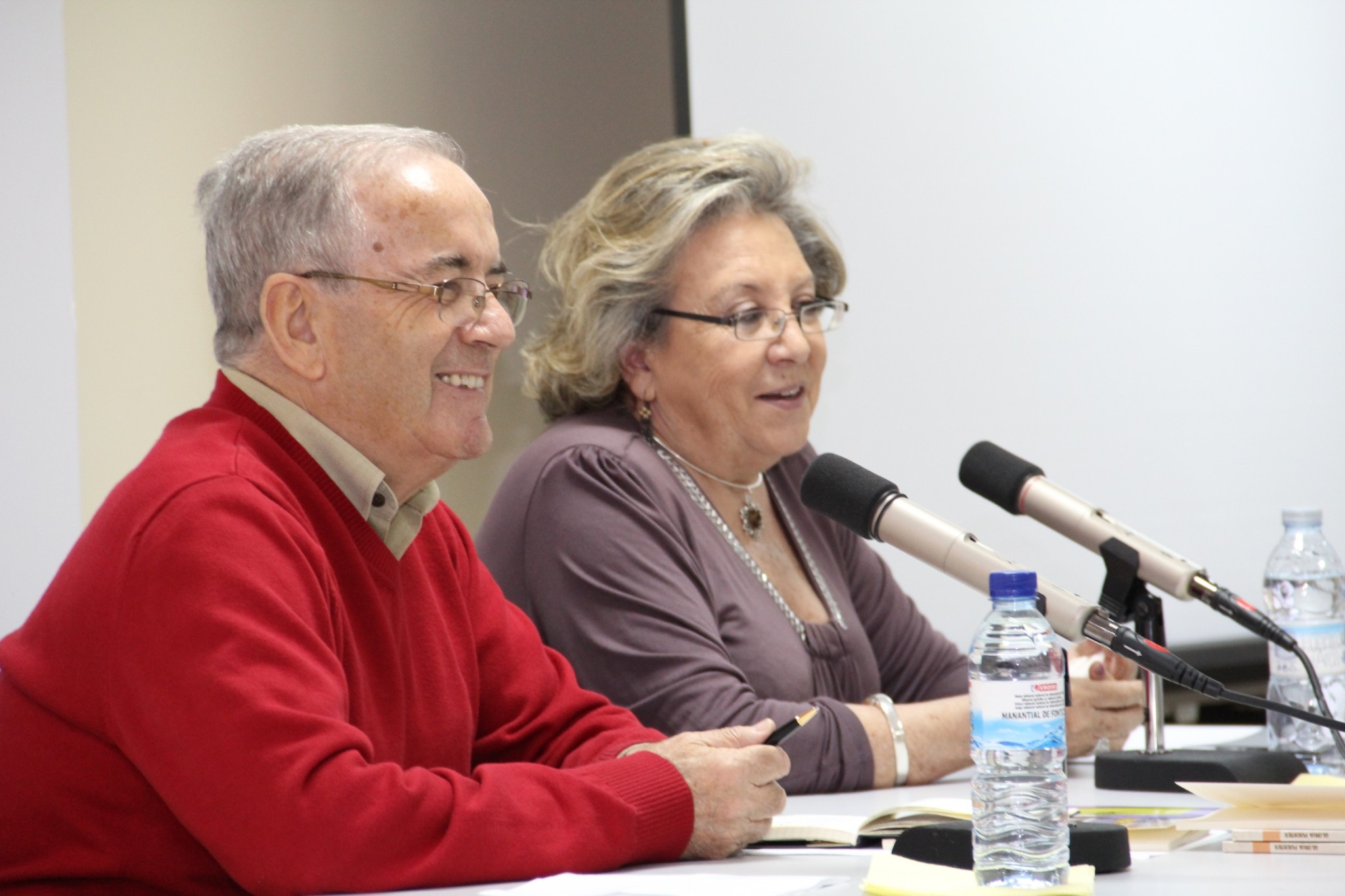 9 Antonio Albarrán presentando a la poeta Luz María Jimenez Faro