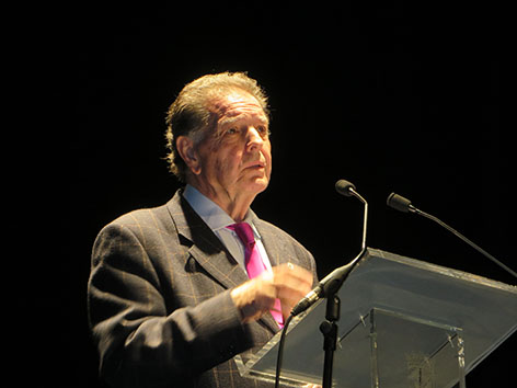 1 Ángel María de Pablos, leyendo en el Teatro Liceo (Foto de Jacqueline Alencar)