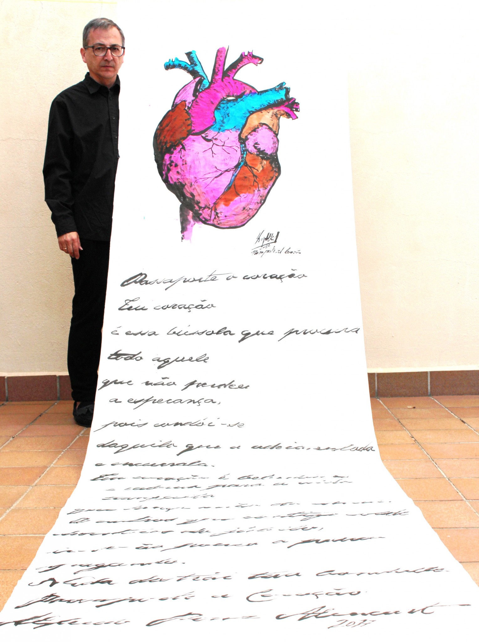 1 Miguel Elías junto a su Rollo caligrafiado con el poema Pasaporte el Corazón, de A. P. Alencart