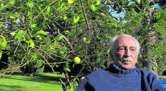 SALVADOR PANIKER EN SU CASA DE PEDRALBES. BARCELONA 31 DE OCTUBRE 2013. FOTO DE J.L. NOCITO