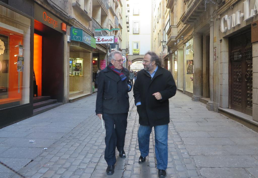 3 Máximo García Ruiz y A. P. Alencart, charlando por una calle salmantina (2016, J. Alencar)