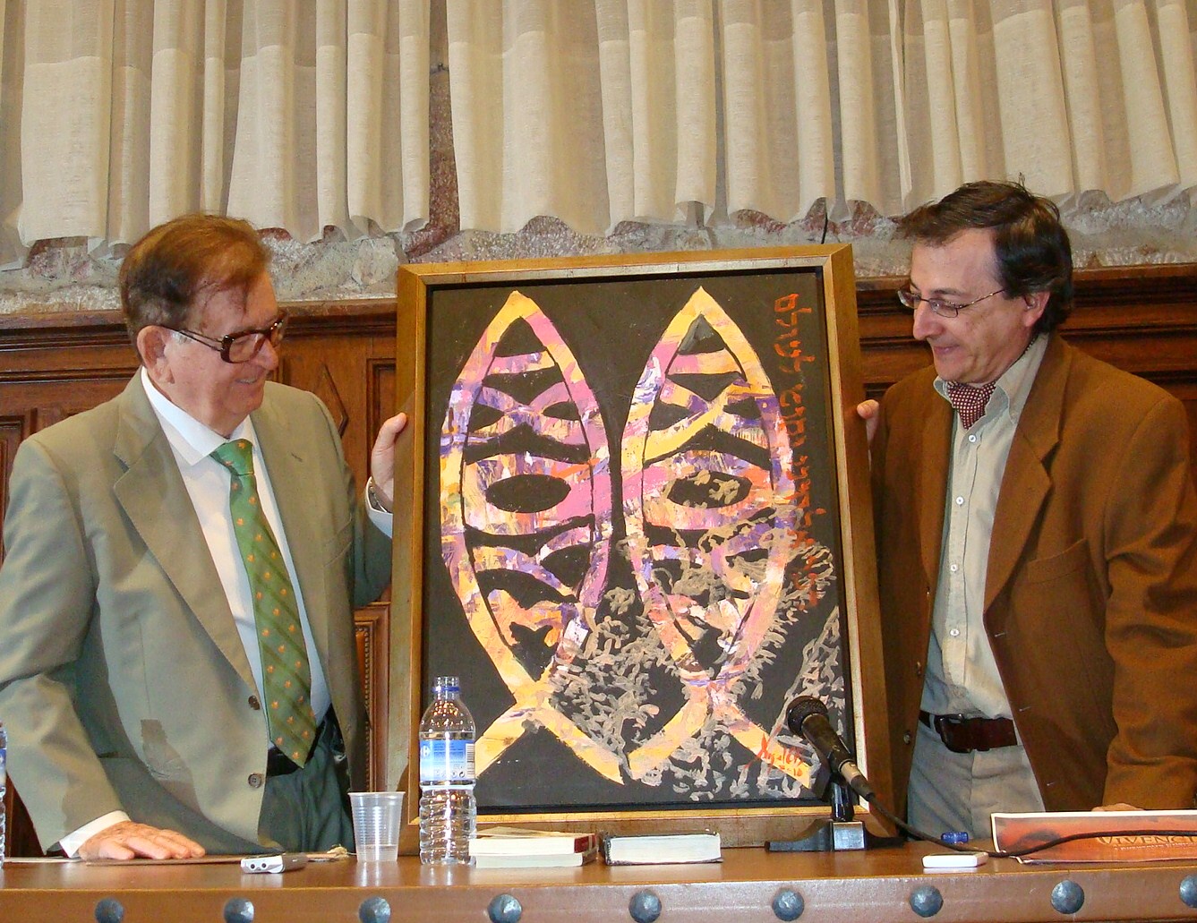 3 Miguel Elías entregando su cuadro Icthus a Monroy (Aula Unamuno de la Usal. Foto de J. Alencar)