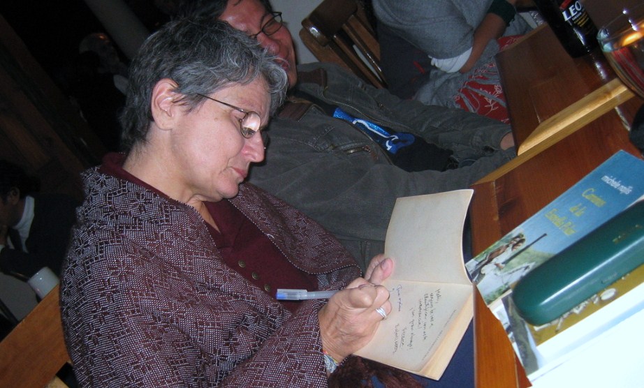 6 Michèlle Najlis firmando un libro