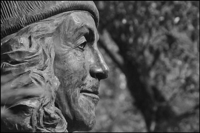 9 Detalle de la estatua de Carmen Martín Gaite en la Plaza de los Bandos (José Amador Martín)