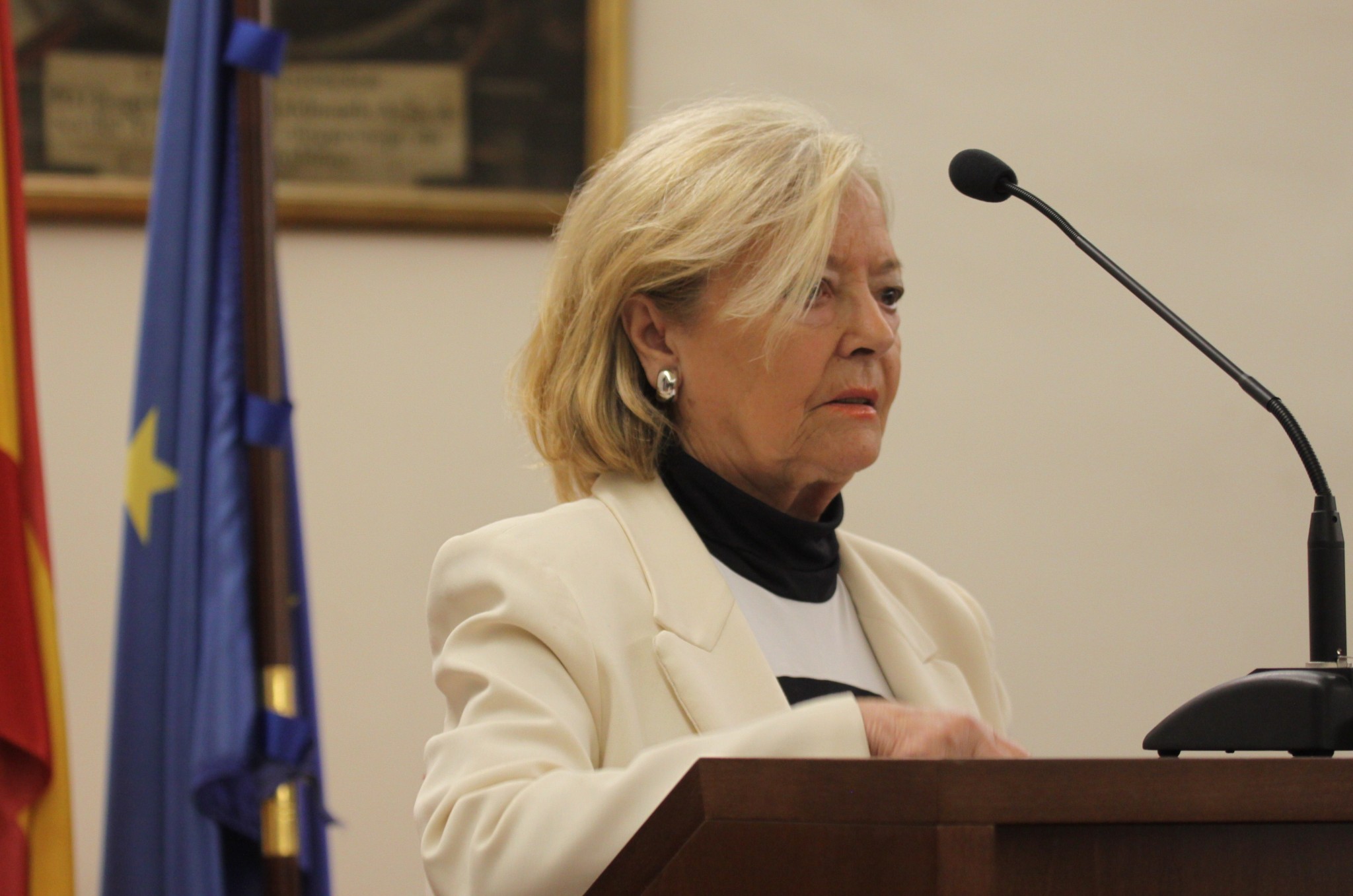 1 La poeta Araceli Sagüillo en el Colegio Fonseca de la Universidad de Salamanca (Fpto de MGala)