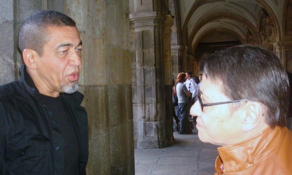 1 Los cubanos León de la Hoz y Lilliam Moro, en la Plaza Mayor de Salamanca (2009, Foto de Jacqueline Alencar)