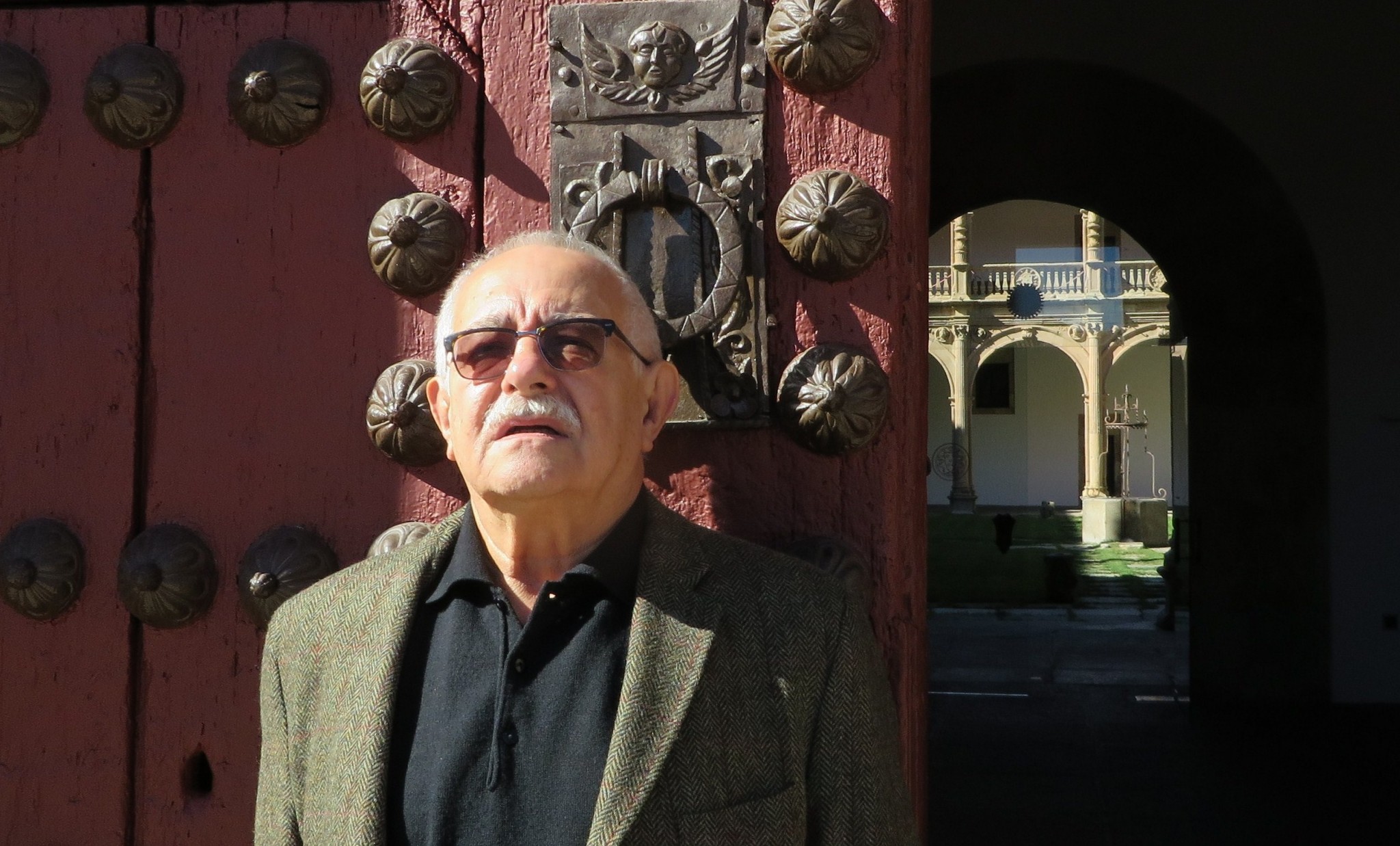 1 Pío E. Serrano en la entrada del Colegio Fonseca de la Universidad de Salamanca (2014, foto de Jacqueline Alencar)