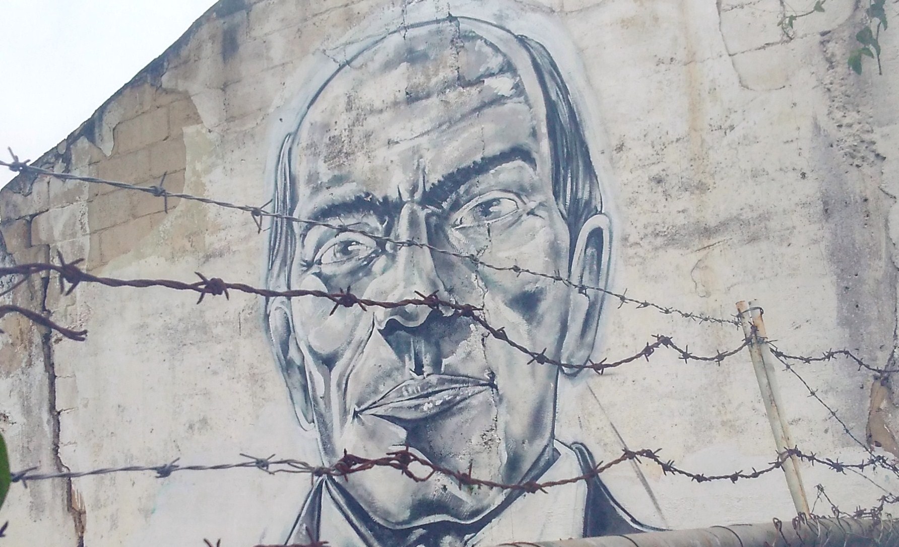 1 Retrato de Cecilio Acosta en una pared de su pueblo (foto de Gabriel Jiménez Emán)