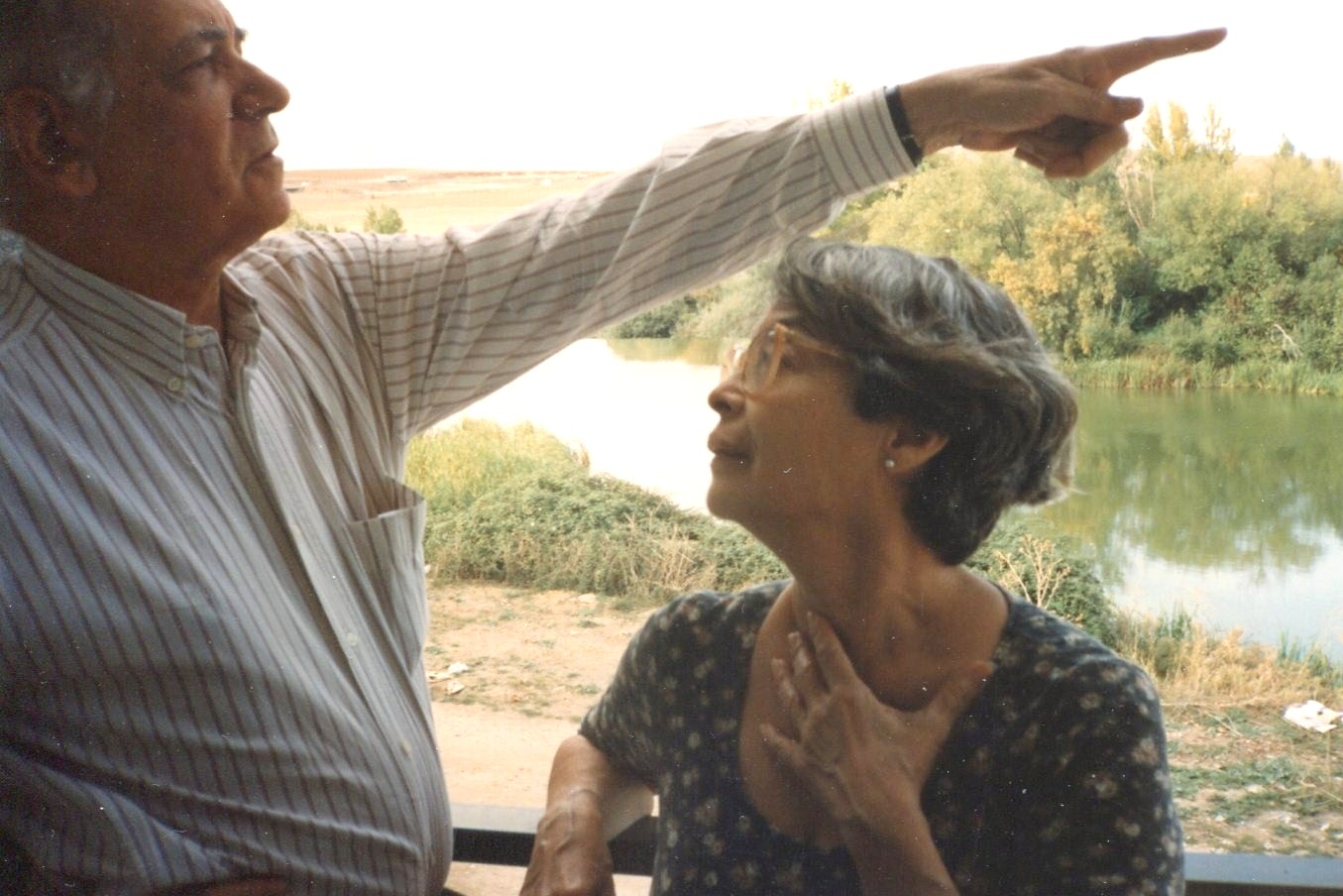 1A Rodolfo Izaguirre y Belén Lobo, en Tejares y con el Tormes (foto de A. P. Alencart)