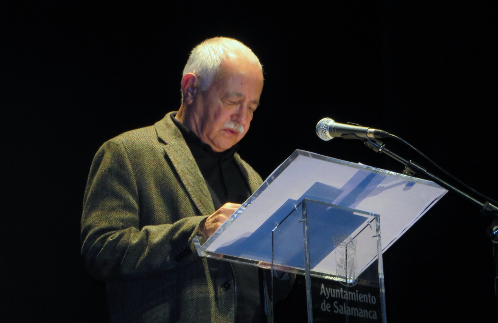 4 Pío E. Serrano leyendo en el Teatro Liceo de Salamanca (2014, foto de Jacqueline Alencar)