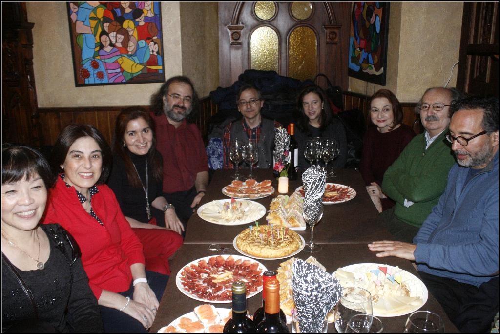 5 Una de las sencillas celebraciones de las Bodas de Plata, con los poetas Colinas y Díaz, el pintor Elías, el músico Gabriel Calvo y la soprano Sofía Chen, entre otros (Foto de José Amador Martín)