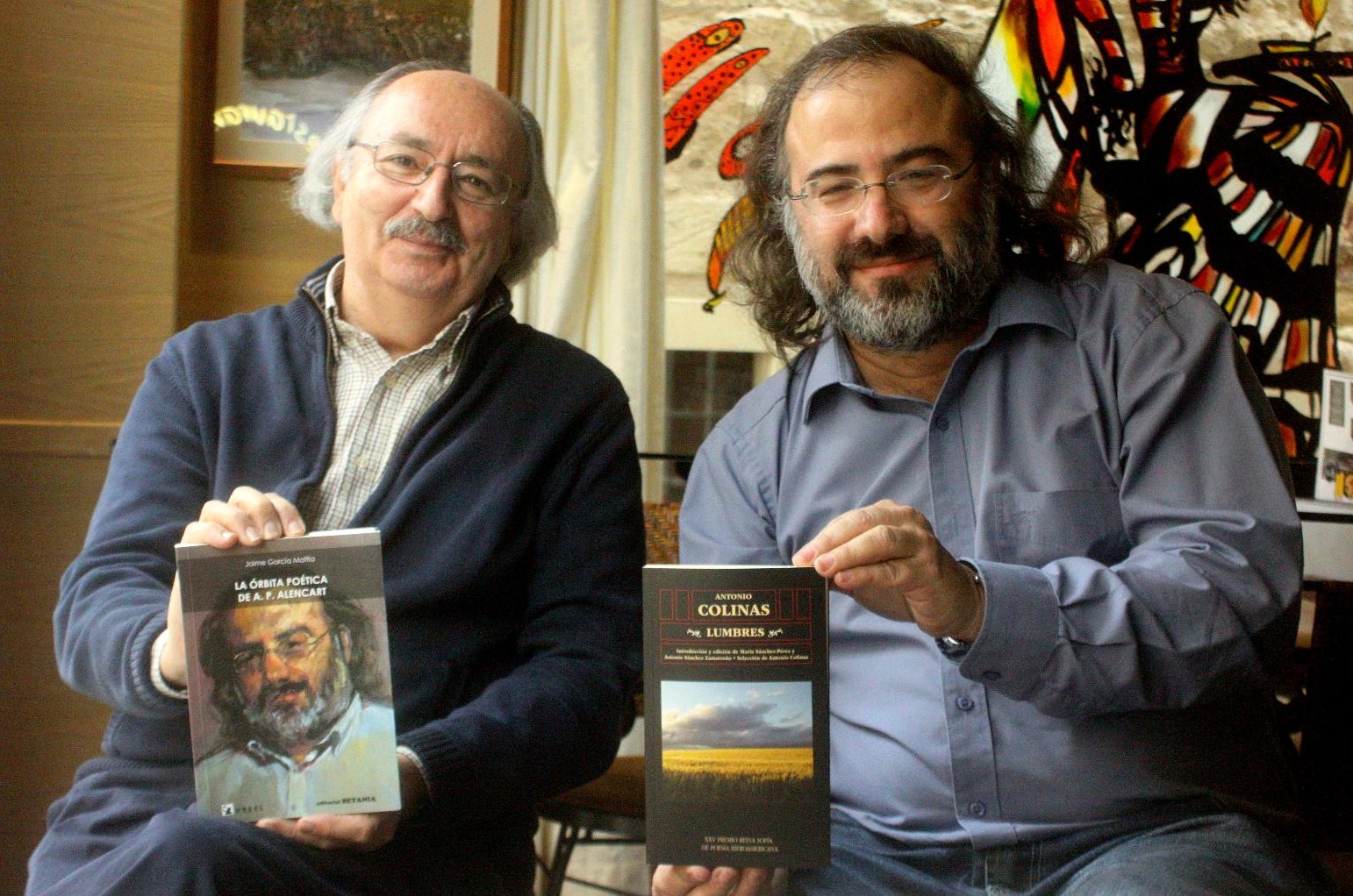 8 Antonio Colinas y Alfredo Pérez Alencart, intercambiando sus libros