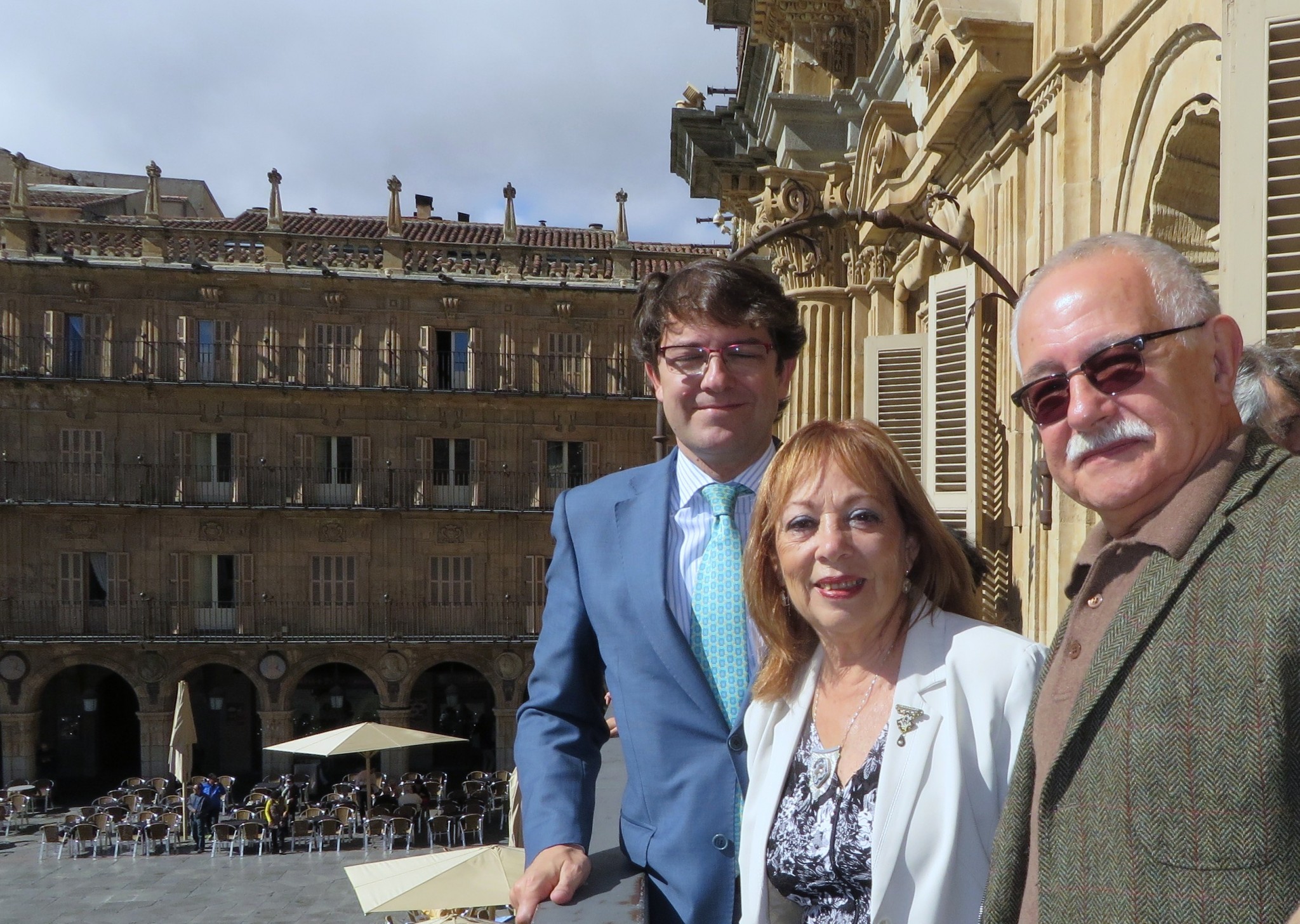 9 Alfonso Fernández Mañueco, Margalit Matitiahu y Pío E. Serrano, en el balcón del Ayuntamiento (2014, foto de Jacqueline Alencar)