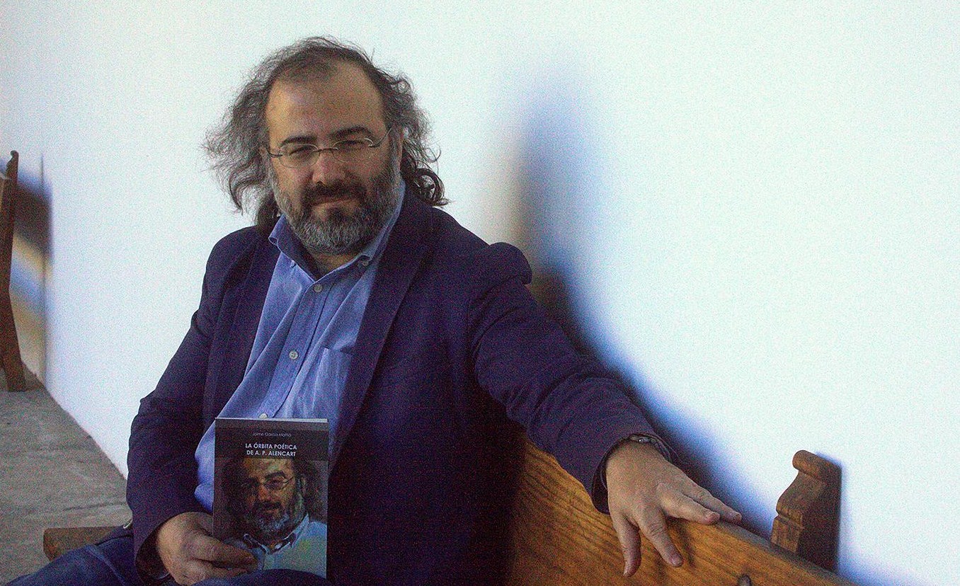 1 Alfredo Pérez Alencart con el libro (foto de José Amador Martín)