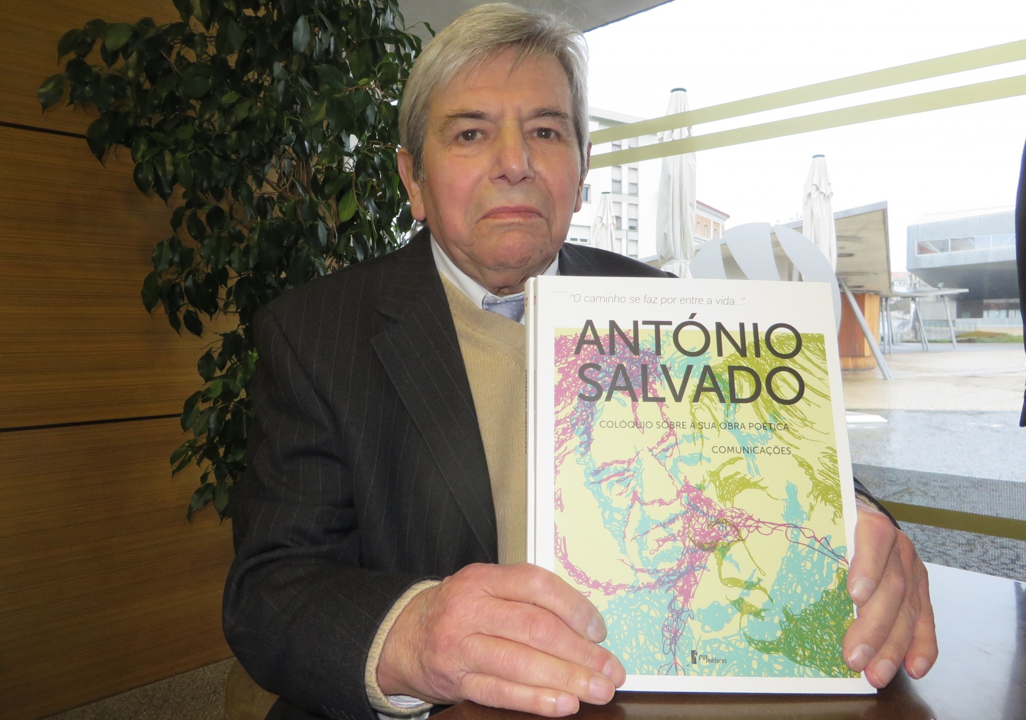 1 Antonio Salvado con el libro sobre su poesía (Fotografía de Jacqueline Alencar)