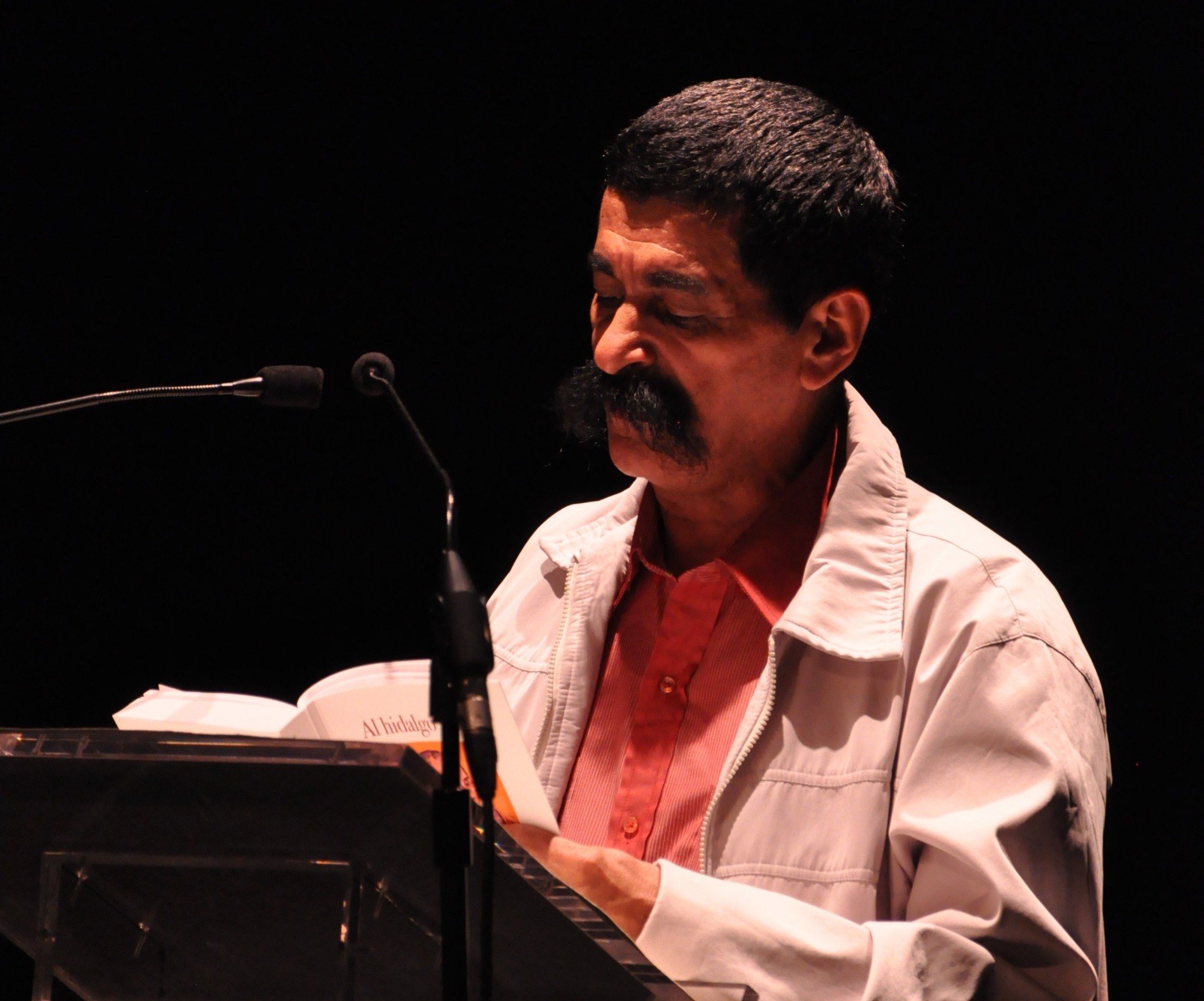 1 El poeta Juan Mares en el Teatro Liceo de Salamanca (foto de José Amador Martín, 2016)