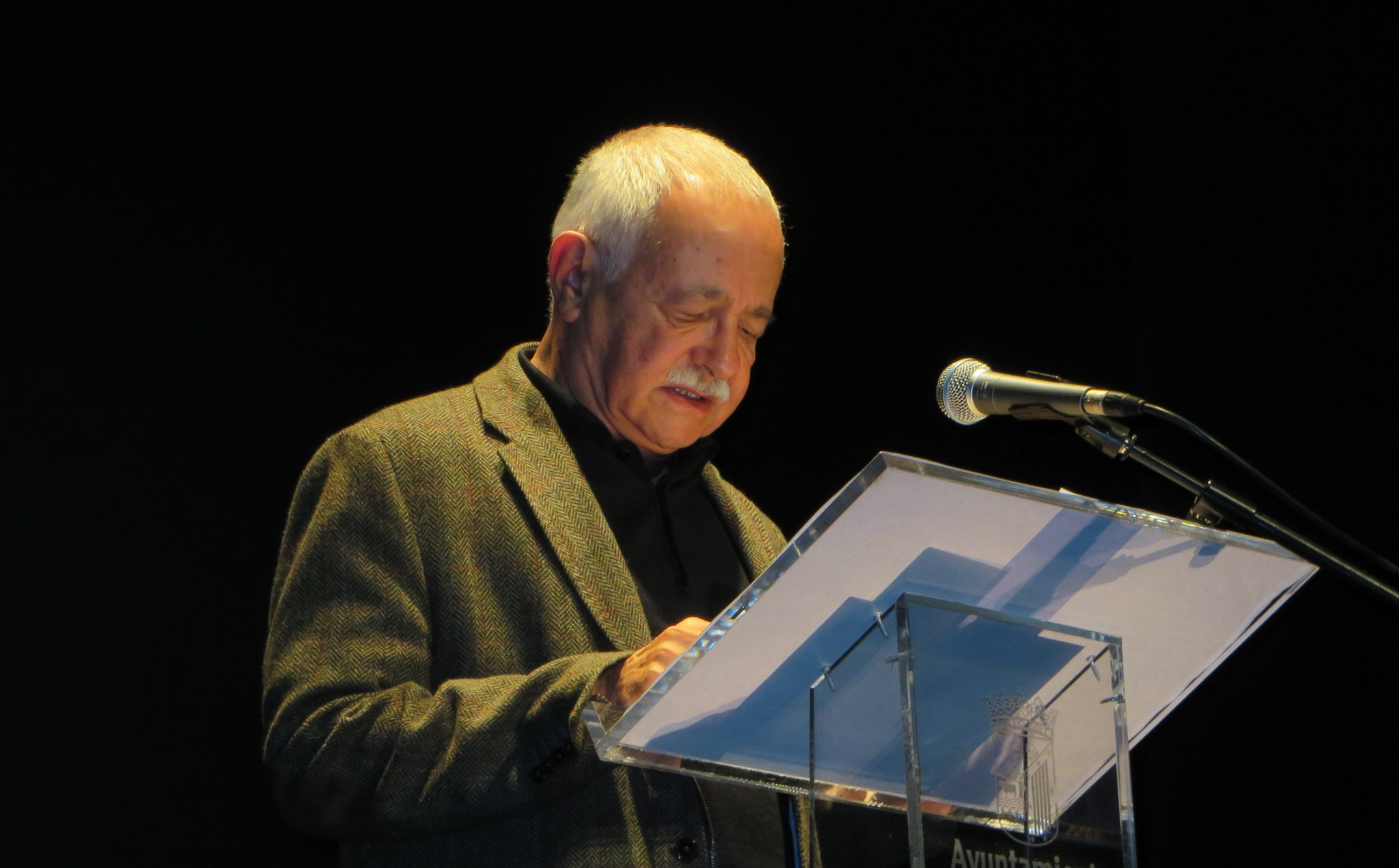 1 El poeta Pío Serrano en el Teatro Liceo de Salamanca (fotografía de Jacqueline Alencar)