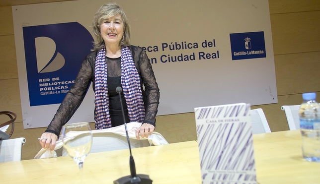 1 María Antonia García de León, presentando su nuevo poemario (Foto de Tomás Fernández de Moya)