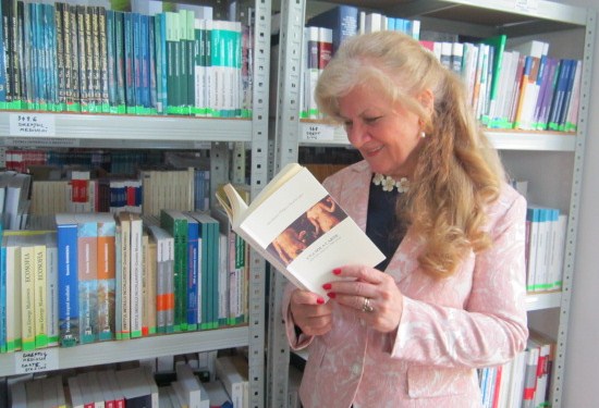 13 La poeta y profesora Carmen Bulzan, antóloga del libro