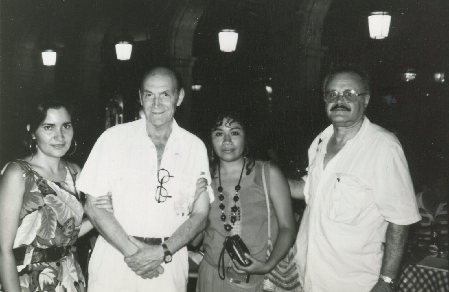 3 Jacqueline Alencar, Marcos Ana, Sylvia Miranda y Rafael Ruiz Romero en la Plaza mayor de Salamanca (foto de Alfredo Pérez Alencart)