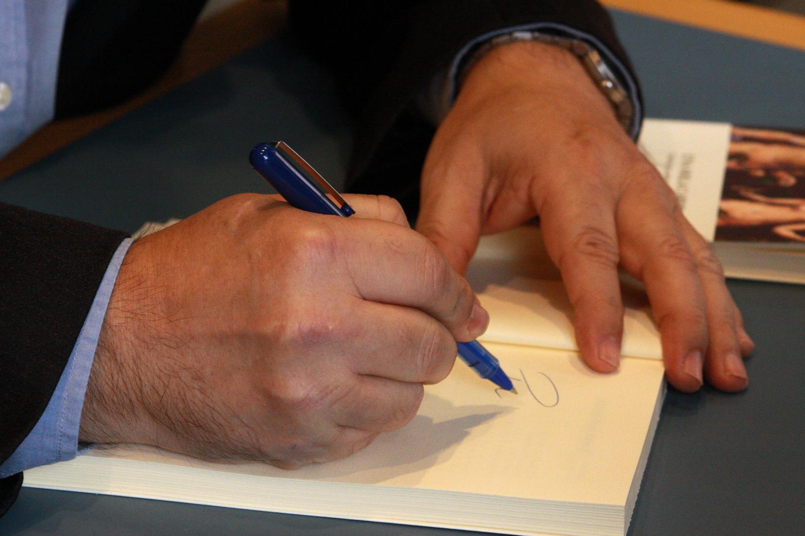 4 Alencart firmando (foto de José Amador Martín)