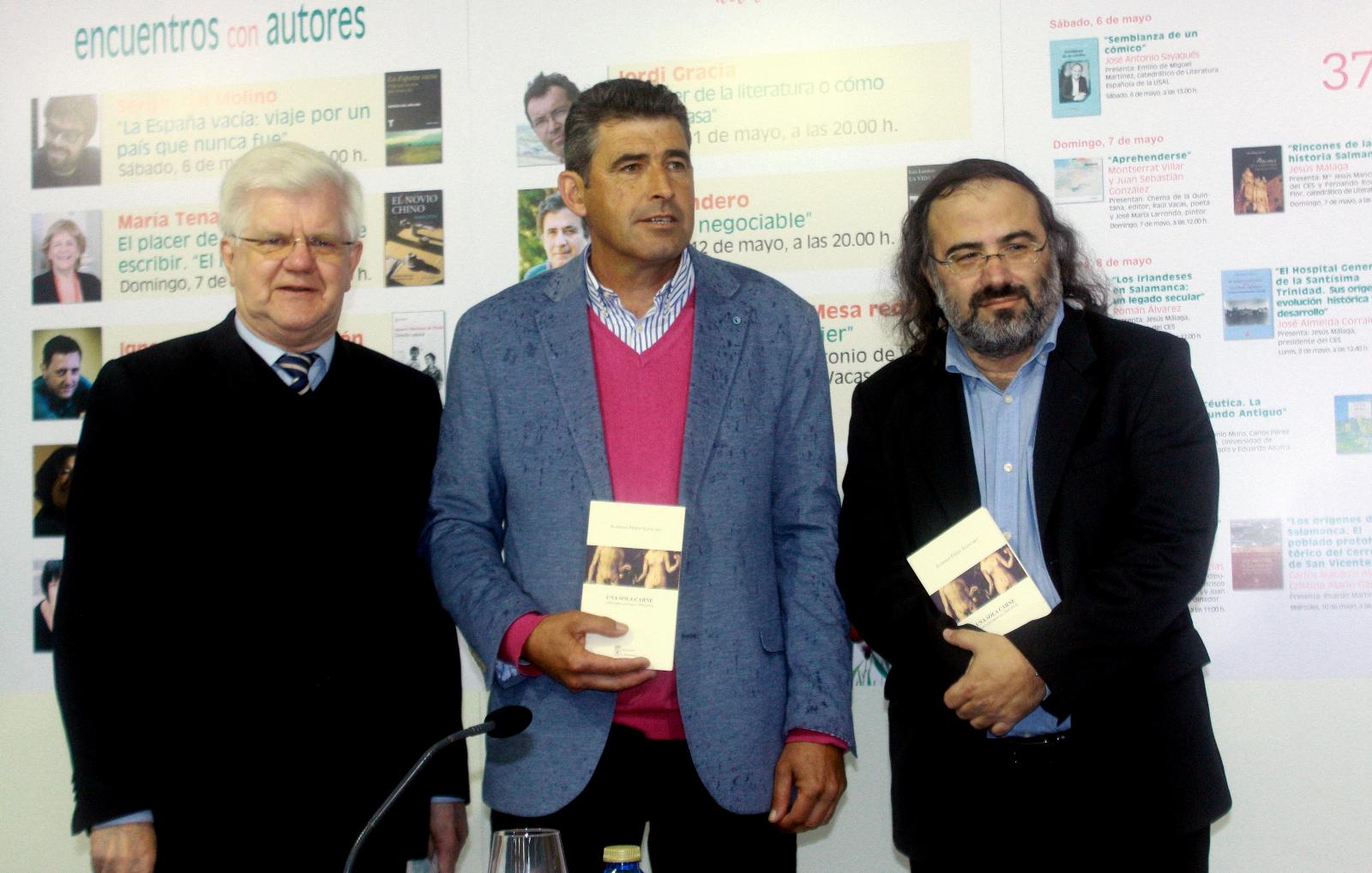 5 El escritor inglés Stuart Park, el diputado de cultura Julián Barrera y A. P. Alencart, en la Feria del Libro de Salamanca (foto de José Amador Martín)