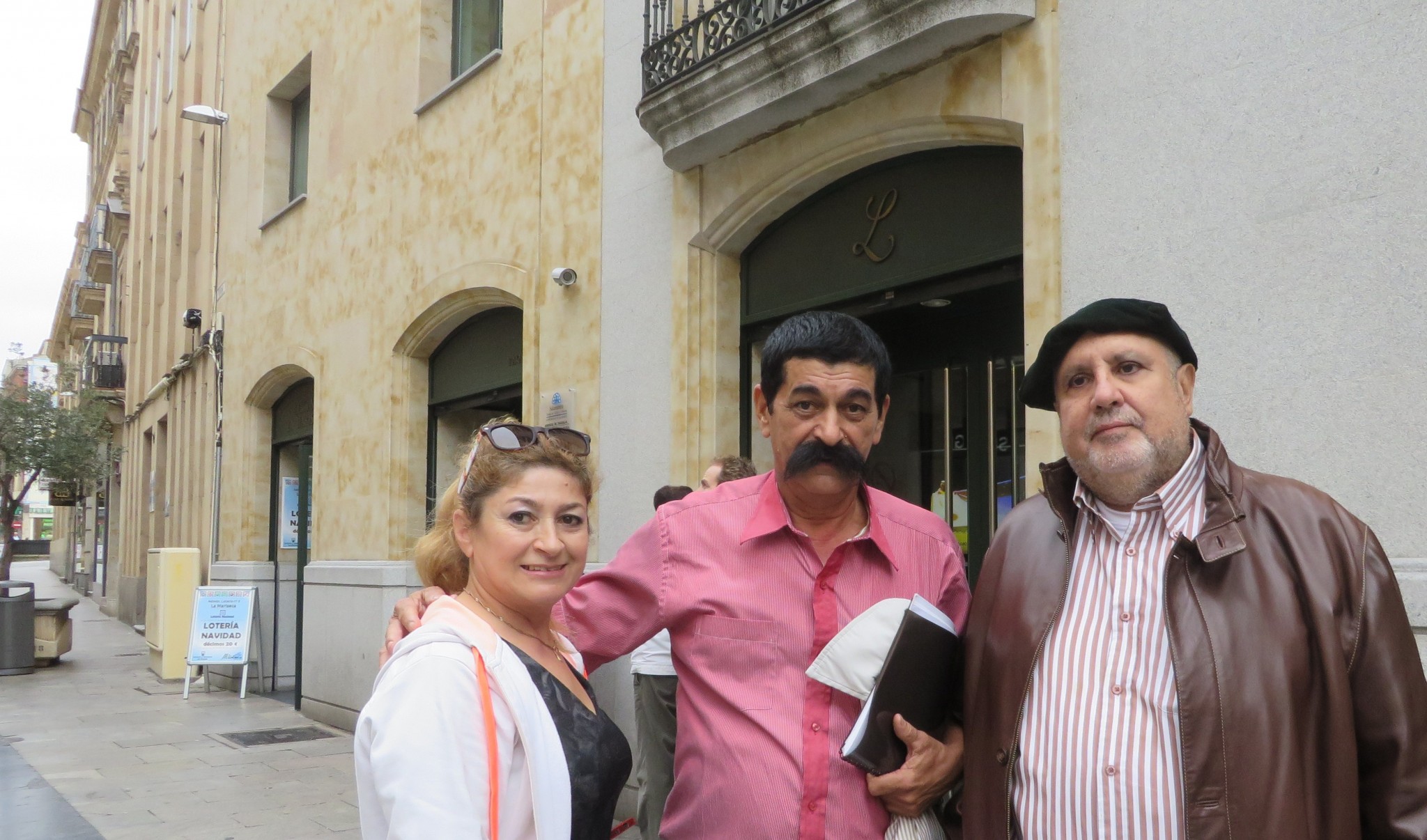 5 Juan Mares con su hermana Bernarda y el escritor venezolano Enrique Viloria (foto de Jacqueline Alencar, 2016)