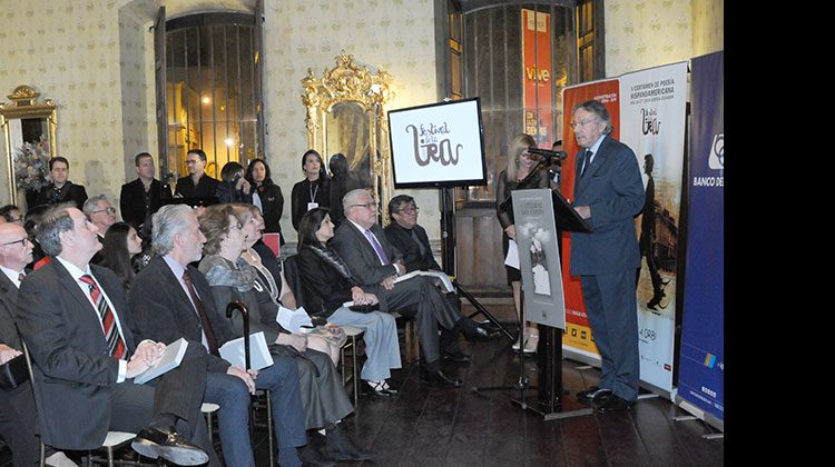 7 Los organizadores del Festival de la Lira presentando _Catedral del Canto_, antología poética de César Andrade y Cordero