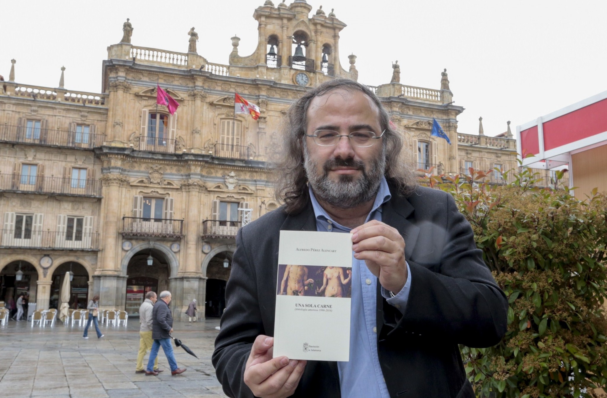 1 Alfredo Pérez Alencart en la Feria del Libro (foto de Manuel Layas)