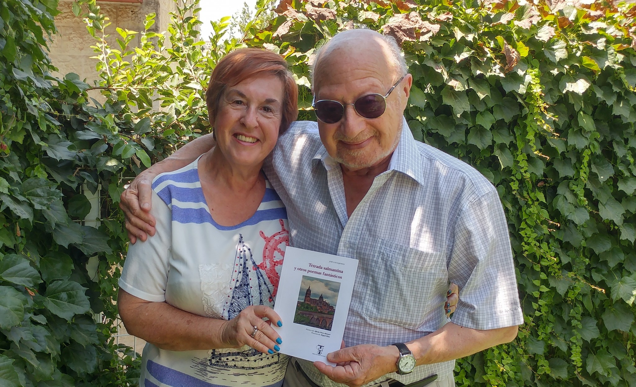 1 Noami y José Luis Najenson, con el libro, en el jardín de su casa en Ashdot (Israel) Foto de Daniel Najenson