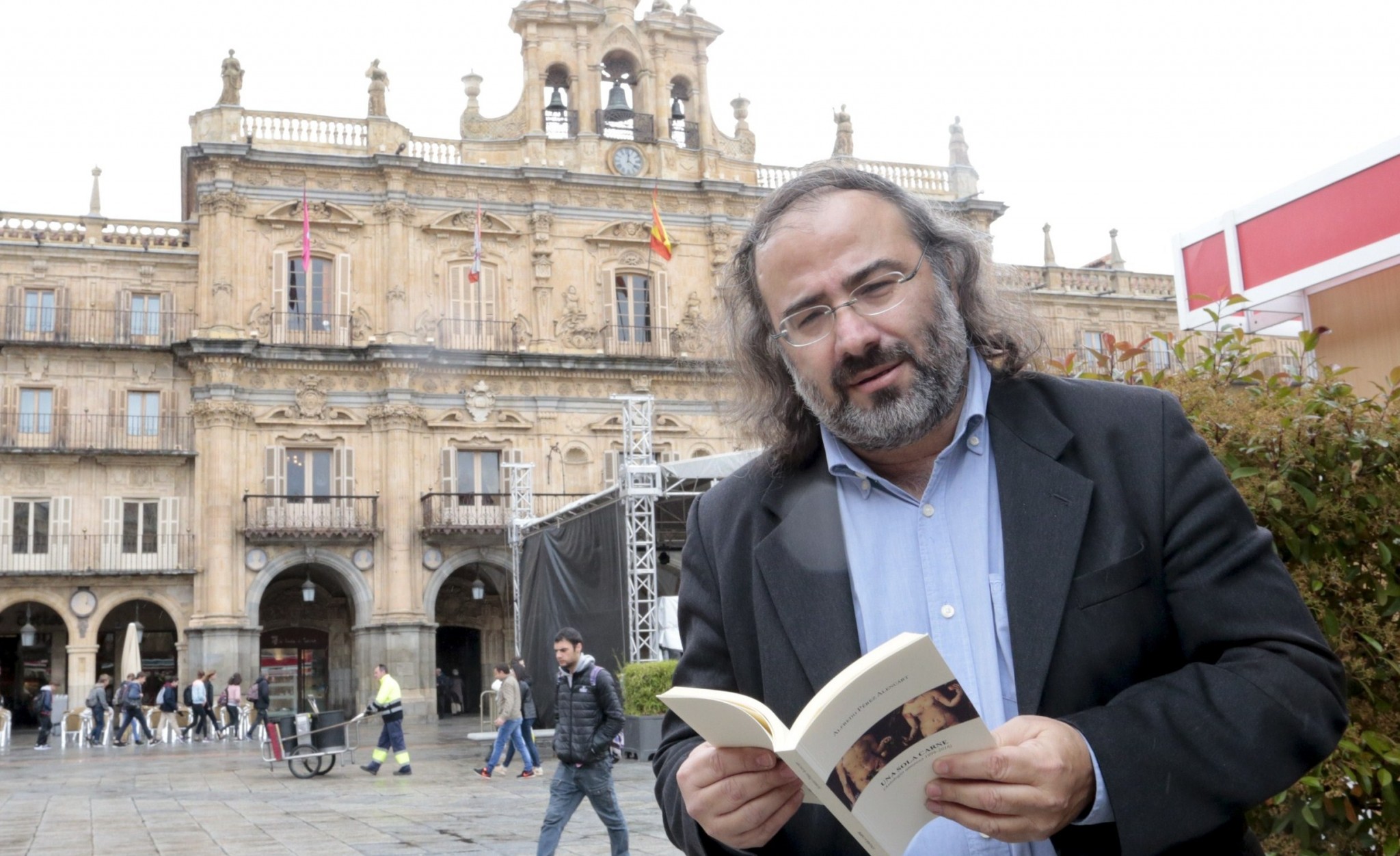 10 Alfredo Perez Alencart en la Plazas Mayor de Salamanca (foto de Manuel Layas)